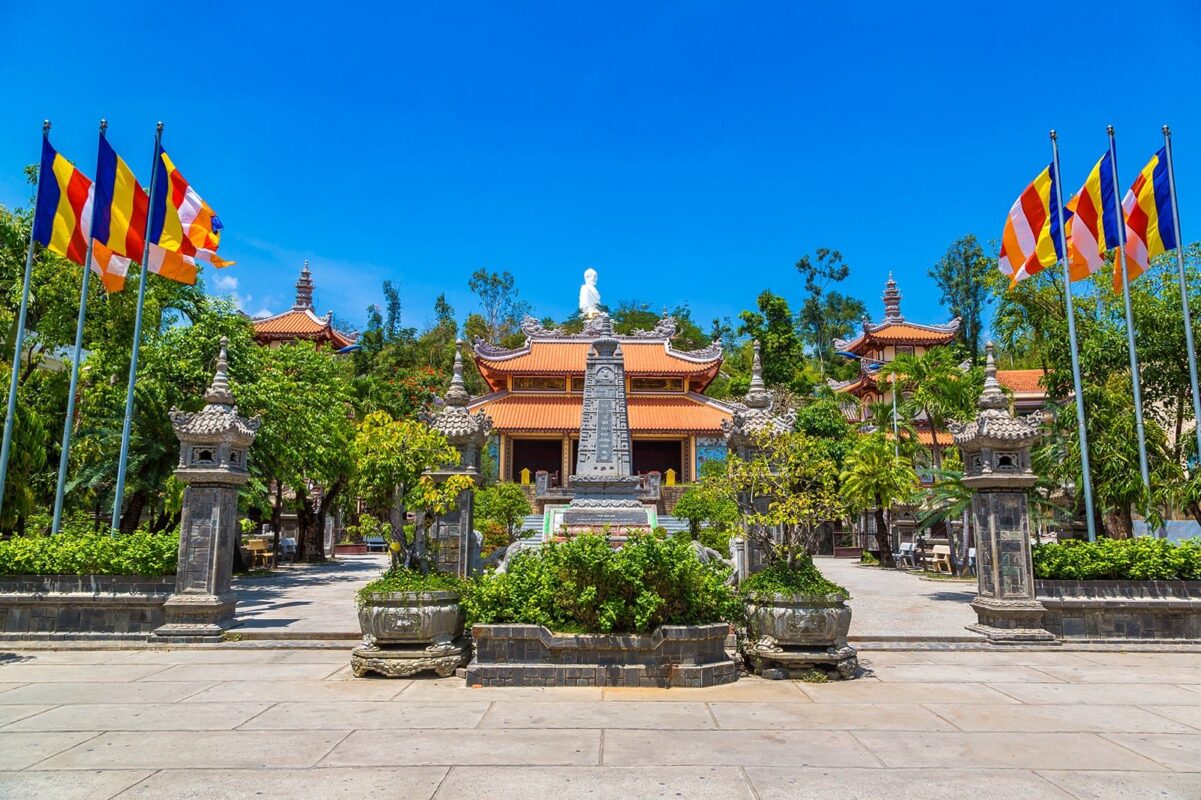 Địa điểm du lịch Nha Trang - Chua Long Son 2